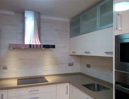 Diseño eficiente de cocina pequeña, aprovechando al máximo cada rincón. Expertos en cocinas a medida en Jerez