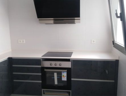 Espacio de cocina que combina una estética moderna con una alta funcionalidad. Diseño de cocinas Jerez