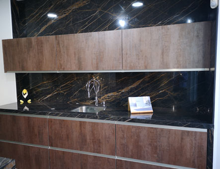 Imagen de la exposición de Tucán Cocinas en Jerez de la Frontera, mostrando variedad de modelos de muebles y encimeras
